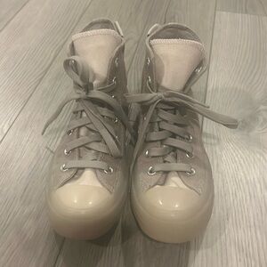 Converse women’s size 5.5 barely worn